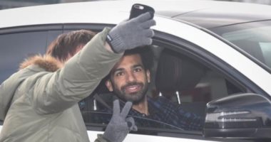 مشجع يقفز من سيارته لالتقاط صورة مع محمد صلاح فى الشارع