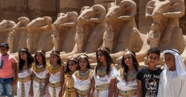 مدارس الأقصر تحتفى بحفل "إحياء طريق الكباش" العالمى المنتظر.. طلبة يزورون معابد الكرنك والأقصر للترويج بين السياح.. ومعلم ومعلمة يرتديان الزى الفرعونى بيوم ترفيهى.. وإذاعة مدرسية حول تاريخ الكباش بمدرسة السلام