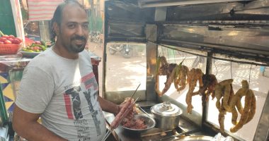 تعالى اتغدى عندنا.. الحاج دسوقى وابنه نوبى أشهر بائعى أكلات شعبية بالسوق السياحى