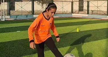 بنت الشرقية تحلم بالعالمية.. "إسراء" موهبة كروية قدوتها محمد صلاح