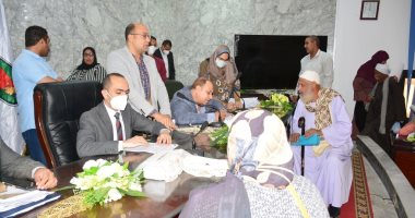 محافظ سوهاج يلتقى عددا من المواطنين وتلبية بعض المطالب.. صور