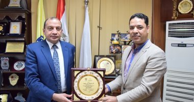 رئيس جامعة بنى سويف يتسلم درع وزارة التضامن الاجتماعى تقديرا لمجهوداته