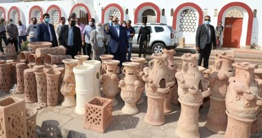 محافظ القاهرة يتفقد تطوير قرية الفواخير ويوجه بإنشاء مطاعم لخدمة السياح.. صور