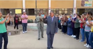 تلاميذ ومعلمون يودعون مدير مدرسة فى قنا بممر شرفى لبلوغه سن المعاش