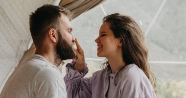 الست لما تحب.. خبير علاقات يجيب عن سؤال "إزاى اعرف إن شريكة حياتي بتحبني؟"