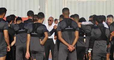 حسين لبيب وأعضاء لجنة الزمالك يؤازرون الفريق قبل مواجهة الأهلى.. صور