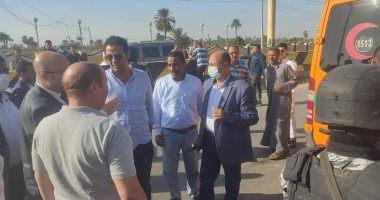 محافظ بنى سويف يوقف خط سيره للاطمئنان على مصابى حادث مرروى