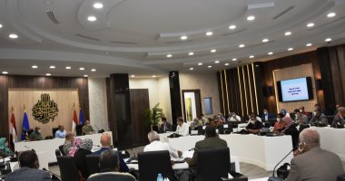 محافظ أسوان يتابع معدلات تنفيذ 722 مشروعا ضمن حياة كريمة بتكلفة 14 مليار جنيه
