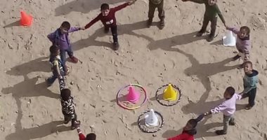 تلاميذ رياض أطفال بمعهد أزهرى بالعريش يبدعون فى رسم لوحات وتشكيلات بأجسادهم