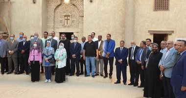رئيس جامعة سوهاج وعمداء الكليات يزورون الدير الأحمر