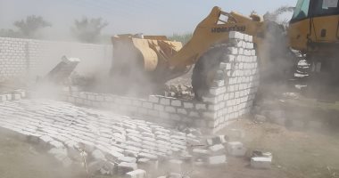 حملات إزالة موسعة فى محافظات الأقصر والمنوفية لمواجهة التعديات على الأراضى