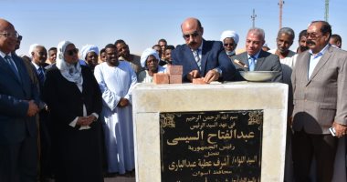 محافظ أسوان ورئيس هيئة تنمية الصعيد يدشنان أكبر مشروع استثماري للدواجن .. صور