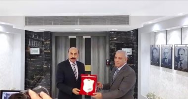 عاصمة الاقتصاد الأفريقى..محافظ أسوان ورئيس" تنمية الصعيد" يستعرضان المشروعات الجديدة.. وضع حجر أساس أكبر مشروع دواجن على مساحة 100 فدان.. يوفر 10 آلاف فرصة عمل..وإنشاء ميناء جاف للتبادل التجارى بين مصر وأفريقيا