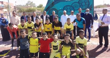 تكريم الفائزين بكأس دورة كرة القدم لطلاب المدارس بالداخلة فى الوادى الجديد