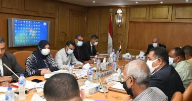 محافظ قنا يناقش الموقف التنفيذى لمشروعات الخطة الاستثمارية للعام المالى 2021/2022