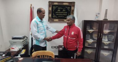 مدير الشباب والرياضة بالأقصر يستقبل مدرب المصارعة عقب مشاركته ببطولة البحر المتوسط