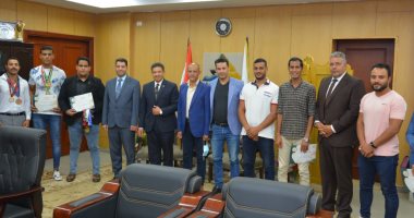 رئيس جامعة دمياط يكرم 8 من أبناء الجامعة المتفوقين رياضيا