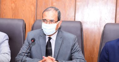 جامعة سوهاج تكرم 100 متدرب بكلية التربية لاجتيازهم دورات تدريس محو الأمية