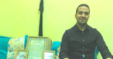 "عمر" شاب يبدع فى تلاوة القرآن الكريم بصوت يشبه الطبلاوى.. فيديو