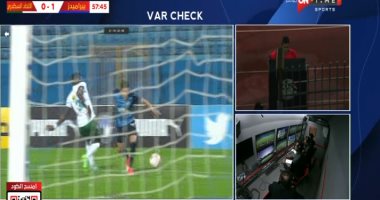واقعة فريدة.. "VAR" يحول قرار الحكم من ركلة جزاء للاتحاد إلى بيراميدز "فيديو"