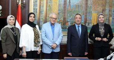 محافظ الإسكندرية يكرم الدكتور محمد شاكر ويشيد بلوحة إبداعية أهداها للمحافظة