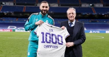 ريال مدريد يهدى بنزيما قميصا تاريخيا بعد إحراز الهدف الـ1000 بدورى الأبطال