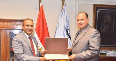 محافظ أسيوط يكرم العميد محمد صلاح لتعيينه سكرتيراً مساعداً لمحافظة قنا ..صور