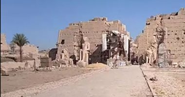أول بث مباشر من أعمال ترميم أضخم تمثال للملك تحتمس الثانى فى معابد الكرنك