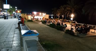 أجواء ليلية رائعة وطقس معتدل على كورنيش مطروح وخروج المواطنين للتنزه.. فيديو