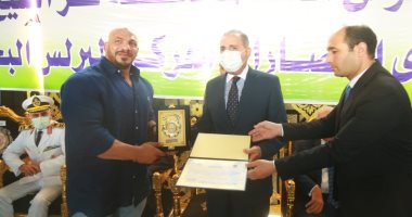 شاهد فرحة أهالى البرلس لتكريم محافظ كفر الشيخ بيج رامى