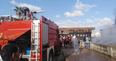 حريق هائل بمركب نيلي في رأس البر وقوات الحماية المدنية تحاول السيطرة.. فيديو
