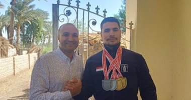 بطل من ذهب.. "محمد" بطل العالم فى رفع الأثقال للمكفوفين ببنى سويف.. حصد المركز الأول على العالم للشباب والثانى للكبار في جورجيا.. ويؤكد: أسرتى سر تفوقى ووالدى نور أهتدى به.. ورئيس الجامعة يعفيه من المصروفات