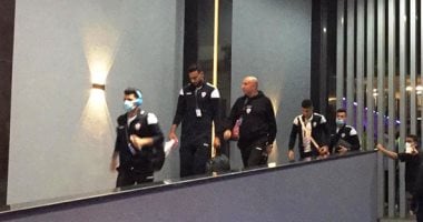 وصلة عناق بين لاعبى الأهلى والزمالك قبل القمة .. فيديو
