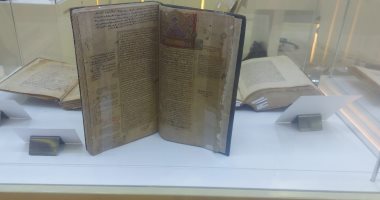 مخطوطة نادرة من كتاب "كليات القانون لأبن سينا" لـ محمود الشيرازى عمرها 1001 عام.. فيديو