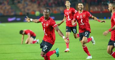 شوط أحمر في قمة الكرة المصرية ..الأهلي يتقدم على الزمالك بثلاثية نظيفة.. الأهداف من نصيب ديانج ومعلول وشريف ..كتيبة موسيماني تسيطر على مجريات المباراة والأبيض يتراجع بعد الغزو الأهلاوي