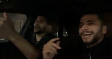 رقص محمد محمود وعلى لطفى داخل السيارة احتفالا بفوز الأهلى على الزمالك.. فيديو