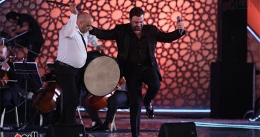 عاصى الحلانى يبدأ حفله بمهرجان الموسيقى بأغنية "كبيرة يا مصر" 