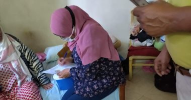 فريق التطعيم المنزلى يواصل جهوده فى تطعيم كبار السن بالسويس