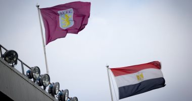 دائما حاضر فى ملعبنا.. علم مصر يرفرف فى ملعب أستون فيلا الإنجليزى