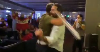 أحمد وكريم فهمى يحتفلان بأحضان هيستيرية بعد الفوز الأهلى على الزمالك.. فيديو