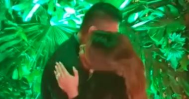 أحضان وتورتة ورسالة رومانسية من زوجة خالد سليم لتهنئته بعيد ميلاده.. صور