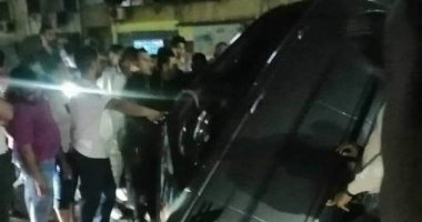 رفع سيارة ملاكى سقطت فى حفرة لأعمال الصيانة بأحد شوارع بورسعيد.. صور 