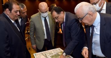رئيس الوزراء يستعرض مقترحا لأحد المشروعات الاستثمارية الكبرى بالعلمين الجديدة