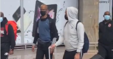 شاهد لحظة وصول موسيمانى لجنوب أفريقيا لقضاء إجازته بعد خماسية الزمالك