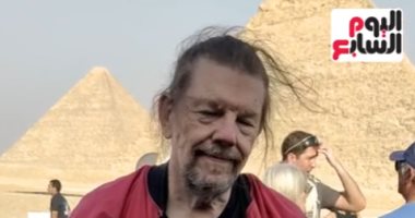 عاشق الفراعنة.. أمريكى يدفع 25 دولارا لشراء حفنة من رمال الأهرامات.. فيديو