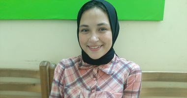 مرض والدها ألهمها بخدمة الآخرين.. طالبة تتعلم لغة الإشارة وتعلمها للأطفال.. لايف