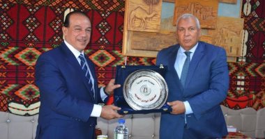 محافظ الوادى الجديد يهدى درع المحافظة لجامعة طنطا تقديرا لجهود القافلة الطبية