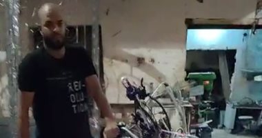 حداد بدرجة فنان.. "عمرو" يصنع دراجات نارية وأوناش من بقايا خردة الحديد بالأقصر