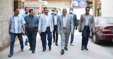 محافظ سوهاج يتفقد أعمال التبليط بالإنترلوك فى شوارع حي شرق سوهاج