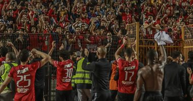 عمرو السولية يواصل احتفالاته بفوز الأهلى على الزمالك مع جماهير "التالتة شمال"